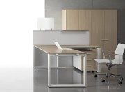 Bureau Loopy avec retour, chêne naturel / piètement blanc