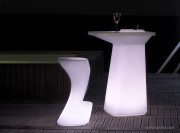 Mange-debout lumineux extérieur Noma blanc avec tabouret assorti