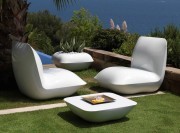 Fauteuils et table Pillow de Vondom, finition laque blanche