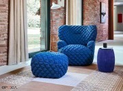 Table basse News avec Fauteuil et pouf Loll capitonné par Gervasoni