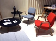 Fauteuils Oblique avec les 2 versions de structures: bois noyer ou métal