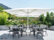 Pour terrasse de restaurant, parasol pied déporté Trévi