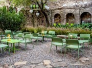 Fauteuils Ara et tables Ypsilon, terrasse