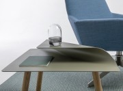Plateau en métal epoxy, pieds bois