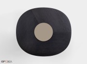 Table Holo Pillar, plateau ovale finition placage ébénisterie chêne teinté noir, avec plateau