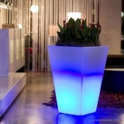 Grand pot lumineux Cono Cuadrado Alto blanc avec éclairage bleu