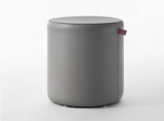 Pouf Agora, finition Gazebo gris et passe-poil bordeaux, disponible sous 15 jours.