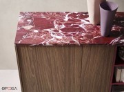 Détail sur le top en finition verre imprimé marbre rouge