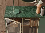 Détail sur le top en finition verre imprimé marbre vert et portes en verre