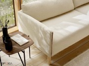 Détail sur l'accoudoir A01 avec insert cuir et pieds bois B02