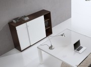 Armoire avec rangement supérieur, structure melaminé chêne foncé et portes mélaminé blanc