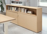 Armoire avec rangement supérieur, structure et portes en mélaminé chêne clair