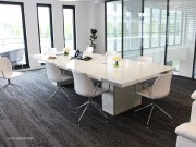 Réalisation table de réunion Wing laqué blanc avec sièges Kalea