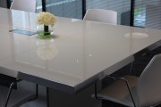 Détail chant inox poli table de réunion Wing verre blanc