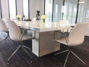 Fauteuils Kalea blancs en harmonie avec la table de réunion