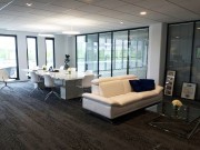 Exemple aménagement Direction canapés et table de réunion blanche