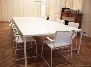 Table de réunion tense, résine blanche, fauteuils résille Stick