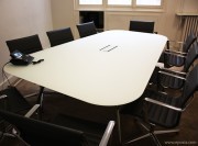Table de réunion en verre dépoli Unitable et fauteuils Una en cuir noir