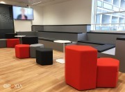 Ambiance gradins sur mesure avec poufs Bazalto