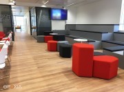Aménagement salle de conférence avec gradins et poufs