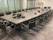 Table de réunion sur-mesure pour 28 personnes