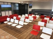 Aménagement salle de conférence avec gradins sur mesure et chaises Curvy