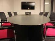 Table de réunion Sicame avec fauteuils dossier résille Mer par Kloeber