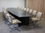 Table de réunion wengé et fauteuils Una en cuir