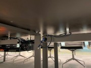 Vue sous plateau - goulottes pour acheminer le câblage volumineux