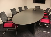 Table de réunion Sicame avec fauteuils dossier résille Mer par Kloeber