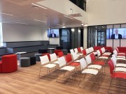 Réalisation salle de réunion modulaire avec gradins sur mesure