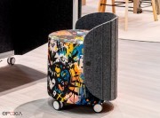 Pouf Rollo, assise tapissée et dossier en PET 