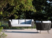 Sofa et fauteuil outdoor Désirée, structure et cordage noirs et coussins blancs