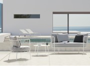 Sofa et fauteuil Désirée, dossier acier, structure blanche et coussins gris clair