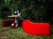 Banc Sarek en version outdoor FLEXYSKIN® Golden Gate et Eggplant, table version outdoor plateau chêne