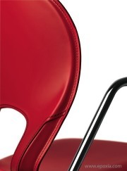Détail finition cuir chaise Pikaia avec accoudoirs