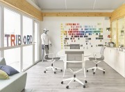Siège de réunion design Luma piétement roulettes et dossier résille