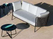 Sofa 3 places Désirée, structure et dossier cordes finition noir, coussins blancs