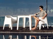 Fauteuils et table Solid Vondom