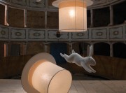 Suspension chapeau en tissu et lapin en céramique blanc mat