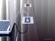 Détail top access sur support laque brillante