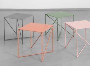 Table basse Dot S, pied métal et plateau aluminium gris, vert, rose et terre de Sienne