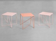 Table basse Dot S, pied métal et plateau aluminium rose et terre de Sienne
