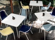 Table carrée acier blanc usage extérieur
