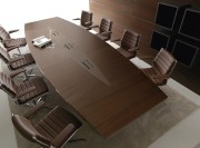 Table de reunion tonneau en bois Lloyd avec insert central en cuir