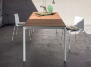 Table design Maki indoor ou outdoor, plateau bois et pieds blancs