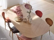 Table Dolmen forme organique, placage chêne naturel façon chevrons