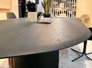 Table Dolmen - Détail chant aile d'avion chêne teinté noir