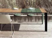 Table outdoor Nori, plateau Teck et rallonges en aluminium assorti aux pieds
