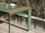 Table indoor ou outdoor Nori, plateau Teck et rallonges en aluminium assorti aux pieds